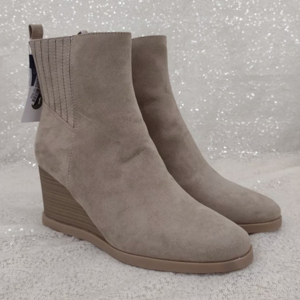 Universal thread ankle boots